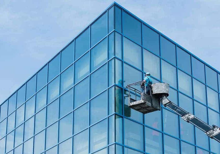 Pose de film en hauteur extérieur nacelle
